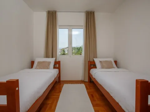 Izdavanje, dvosoban stan, 60m², Dobrota, Kotor - image 8