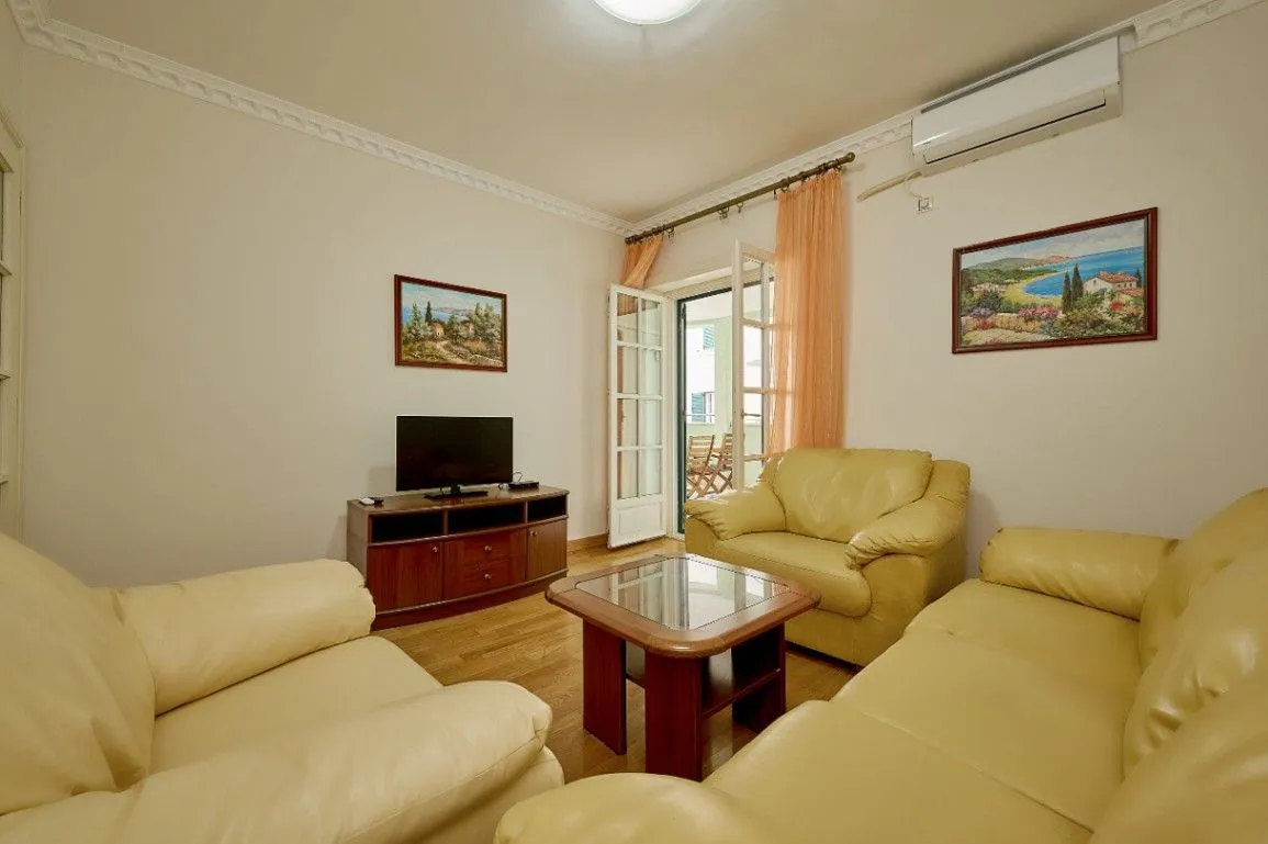 Sale, four bedroom apartment, 89m², Sveti Stefan, Budva