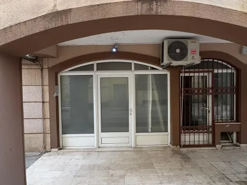 Izdavanje, poslovni prostor, 150m², Centar, Podgorica - image 10