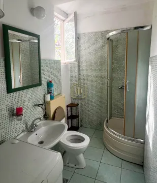 Kupatilo sa tuš kabinom, umivaonikom, WC šoljom i ogledalom. - image 7