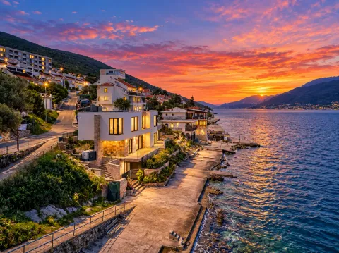 Pogled na obalu i naselje tokom zalaska sunca. - image 14