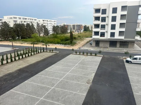 Pogled sa terase na parking i okolne stambene zgrade. - image 12