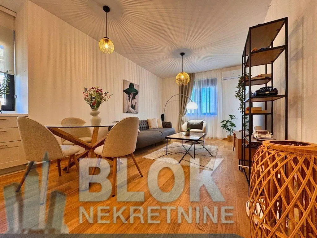 Dnevna soba sa trpezarijskim dijelom i modernim namještajem.