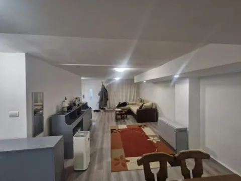 Prostrana dnevna soba sa garniturom za sedenje i trpezarijskim delom. - image 3