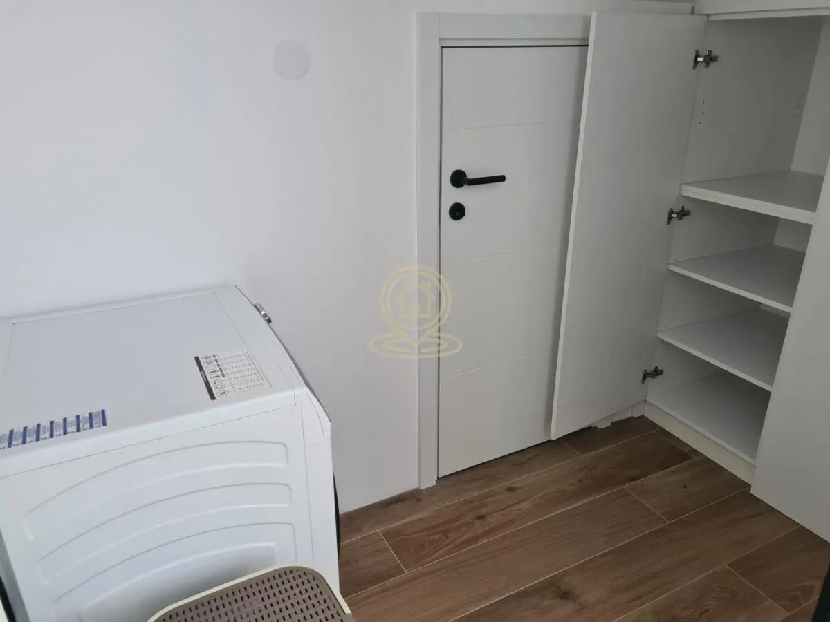Izdavanje, trosoban stan, 200m², Savski Venac, Beograd