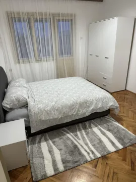 Spavaća soba sa bračnim krevetom i bijelim ormarom. - image 8