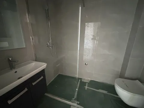 Novoopremljeno kupatilo sa umivaonikom, tuš kabinom i toaletom. - image 2