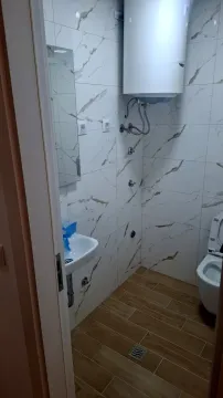 Pogled na kupatilo sa tuš kabinom, umivaonikom i bojlerom. - image 5