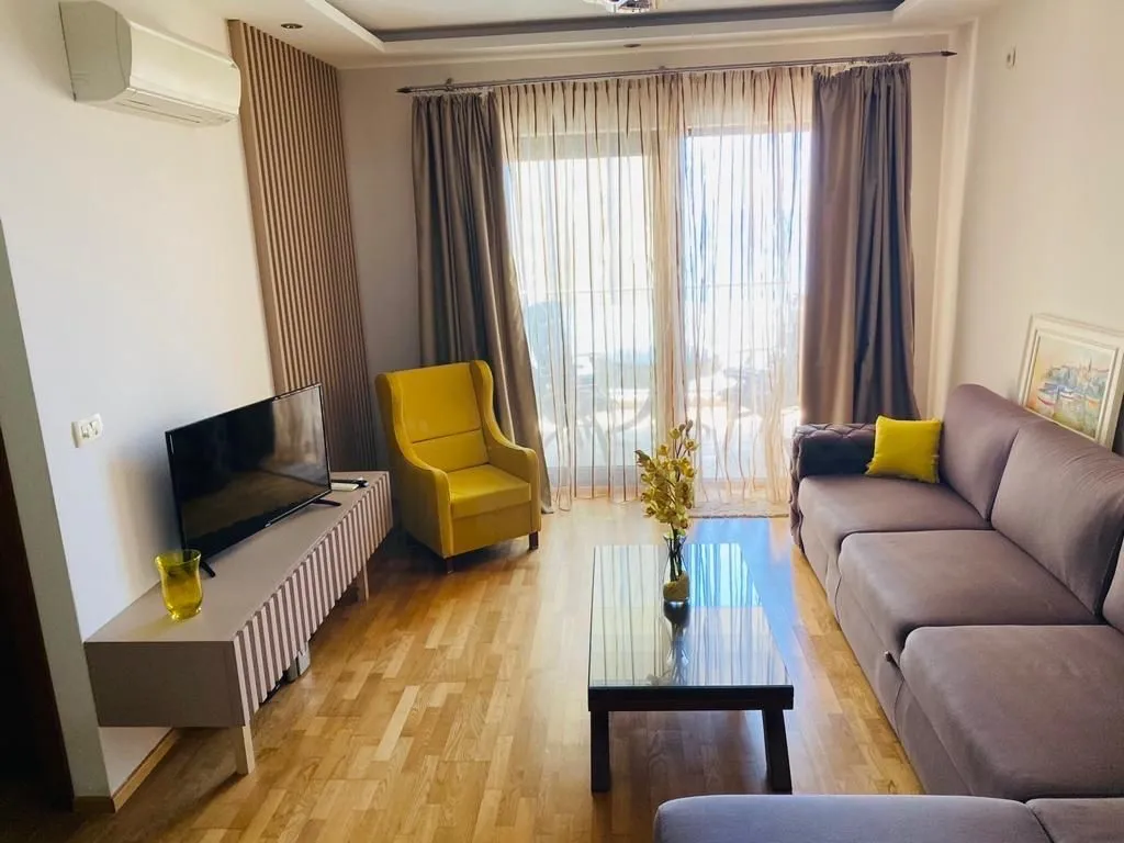 Rent, one bedroom apartment, 75m², Bečići, Budva
