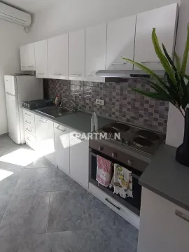Manja bela kuhinja sa ugrađenim elementima i tehnikom. - image 5