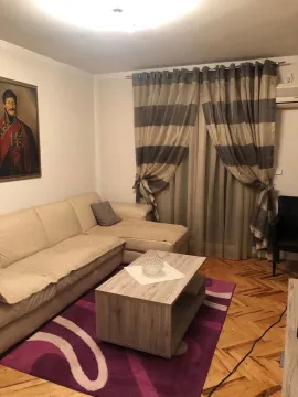 Dnevna soba sa ugaonom garniturom, stočićem i parketom. - image 6