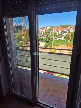 Balkon sa pogledom na naselje i gradilište. - image 3