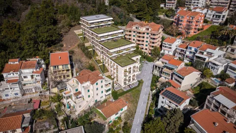 Pogled iz vazduha na novu stambenu zgradu i okolno naselje. - image 6
