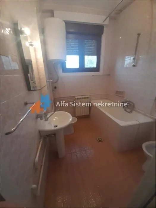 Bathroom equipped with a bathtub, washbasin, and toilet.