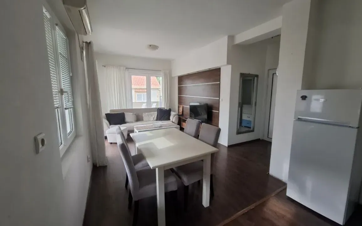 Izdavanje, dvosoban stan, 67m², Škaljari, Kotor