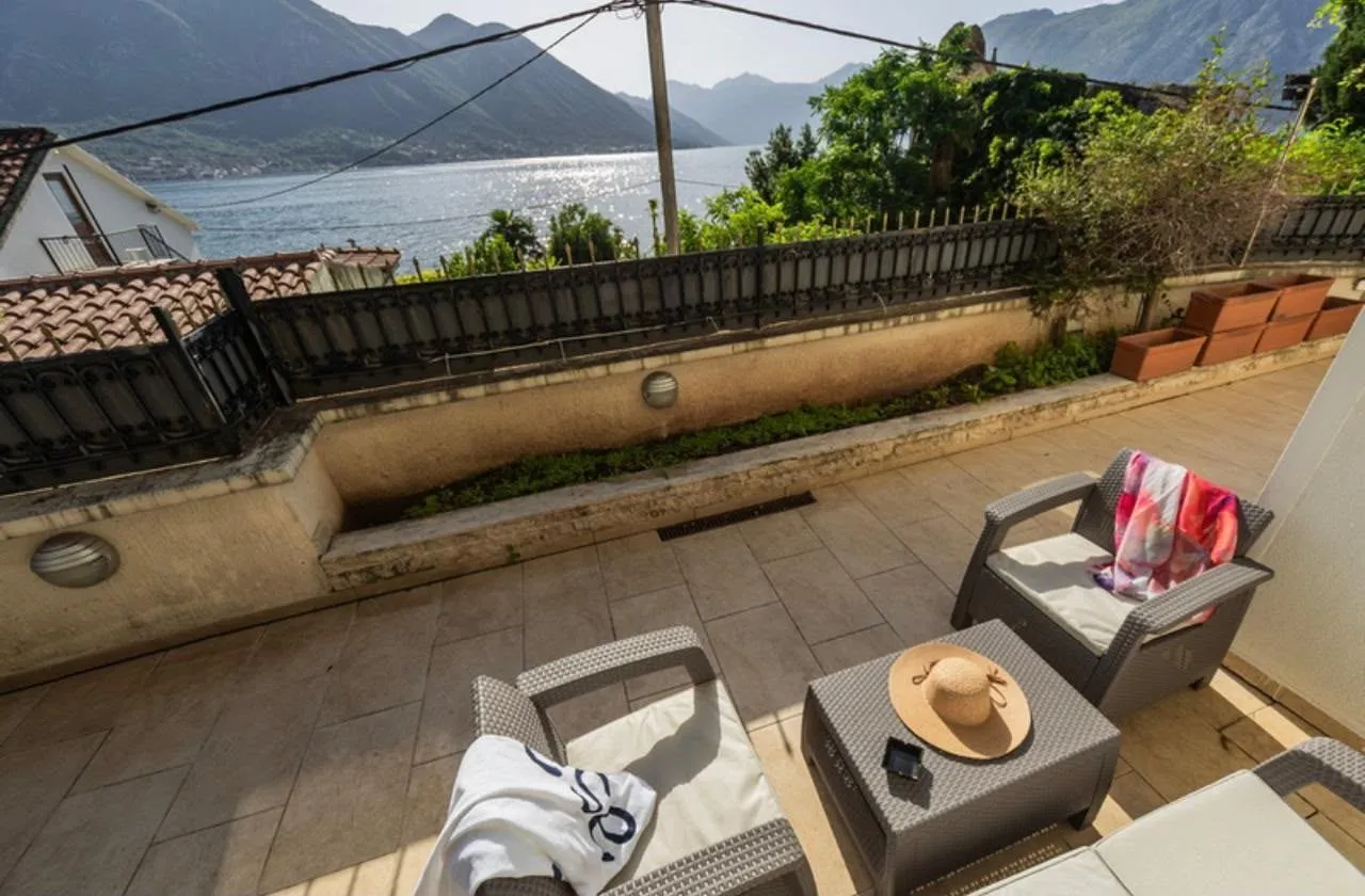 Izdavanje, trosoban stan, 170m², Dobrota, Kotor