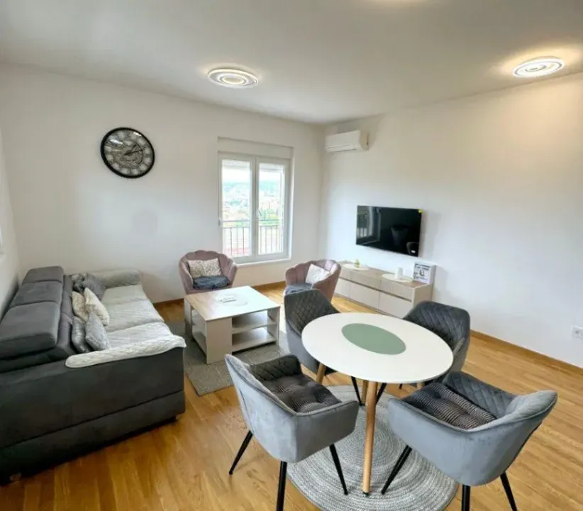 Izdavanje, dvosoban stan, 70m², Stari Aerodrom, Podgorica