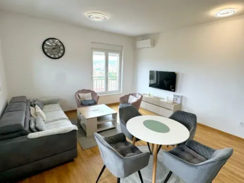 Izdavanje, dvosoban stan, 70m², Stari Aerodrom, Podgorica