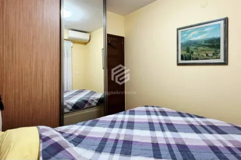 Smaller bedroom with a bed and a built-in wardrobe with a mirror. - image 18