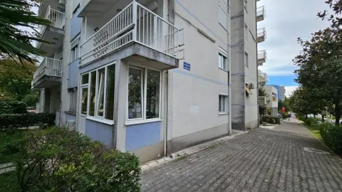 Eksterijer stambene zgrade sa balkonom i popločanim prolazom. - image 2