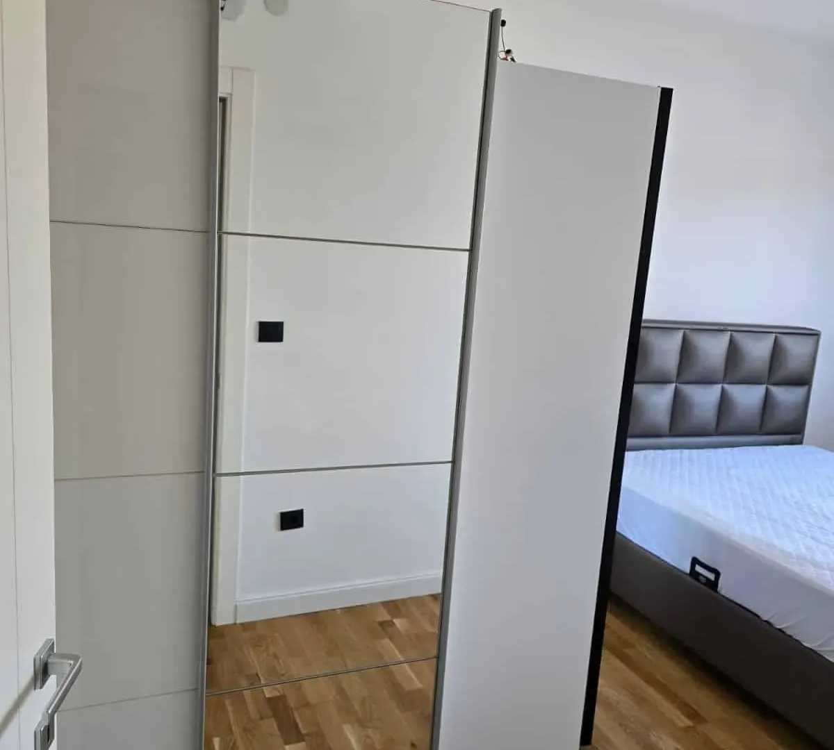 Izdavanje, trosoban stan, 130m², Tološi, Podgorica