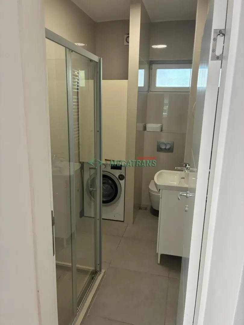Izdavanje, trosoban stan, 74m², Centar, Novi Sad
