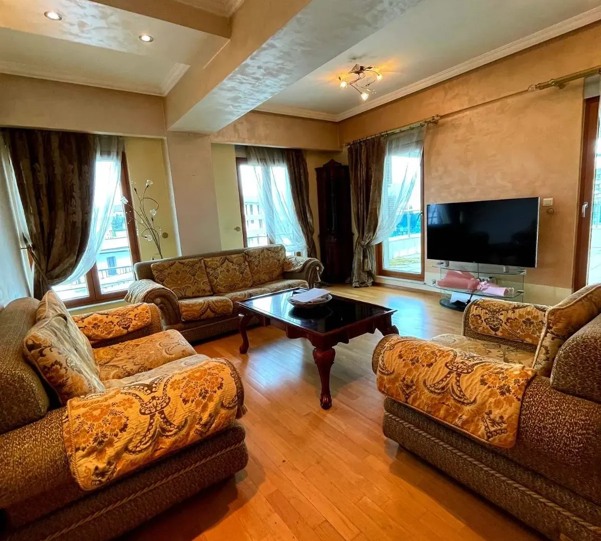 Izdavanje, dvosoban stan, 80m², Centar, Podgorica