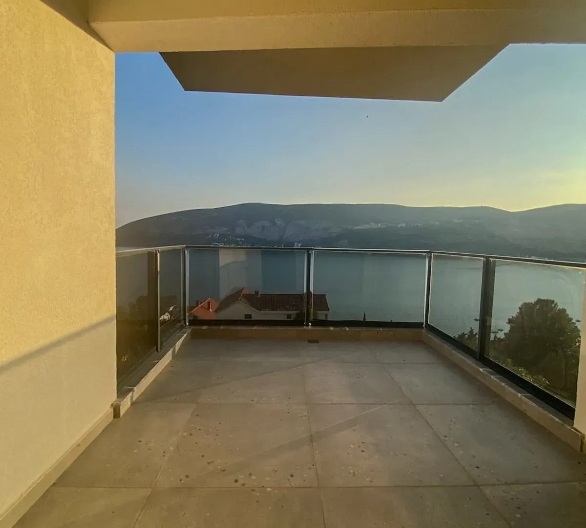 Izdavanje, stan, 120m², Topla, Herceg Novi
