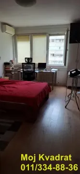 Spavaća soba sa bračnim krevetom i radnim stolom kod prozora. - image 7