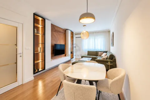 Dnevni boravak sa trpezarijom i modernim nameštajem. - image 3