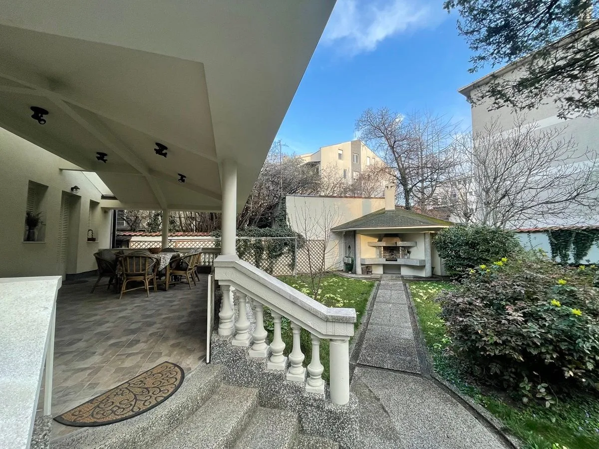 Izdavanje, kuća, 300m², Vračar Sve Podlokacije, Beograd
