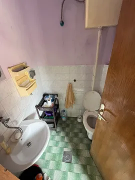 Manje kupatilo sa umivaonikom i toaletom. - image 12