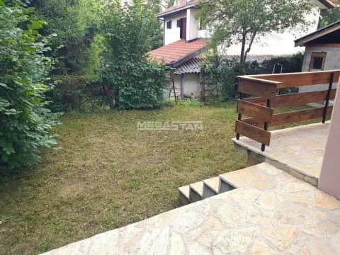 Pogled sa terase na travnato dvorište i okolno zelenilo. - image 16