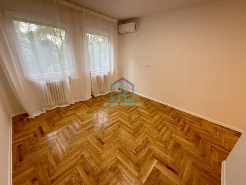 Prazna soba sa parketom na podu i belim zidovima. - image 4