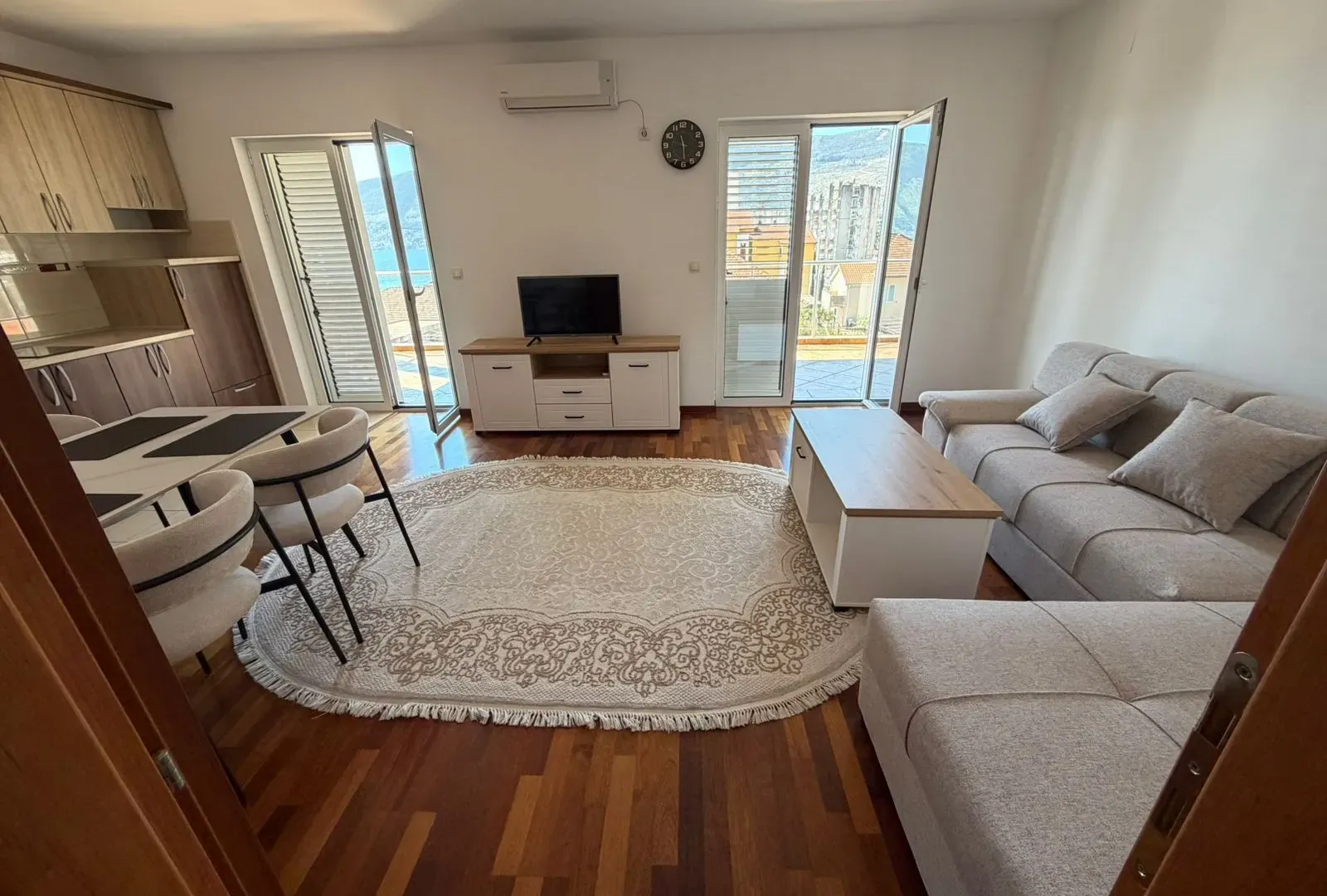 Izdavanje, dvosoban stan, 71m², Igalo, Herceg Novi