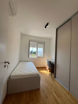 Manja spavaća soba sa krevetom, radnim stolom i ugradnim plakarom. - image 12