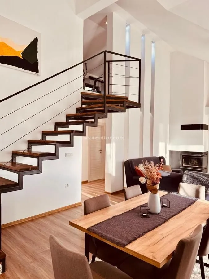 Izdavanje, trosoban stan, 130m², Centar, Tivat