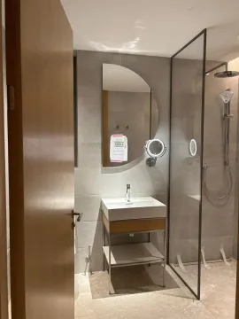 Moderno kupatilo sa tuš kabinom, lavaboom i ogledalom. - image 5