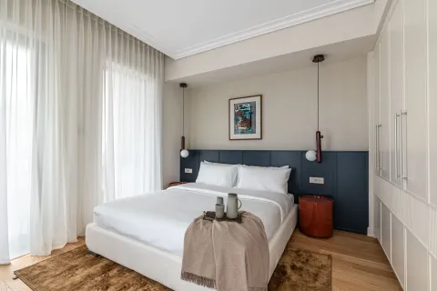 Moderna spavaća soba sa bračnim krevetom, ugradnim garderoberom i velikim prozorima. - image 12