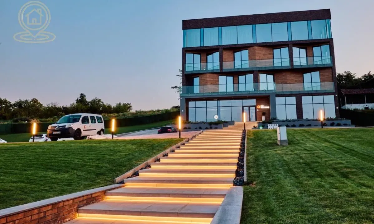 Izdavanje, poslovni prostor, 570m², Petrovaradin, Novi Sad