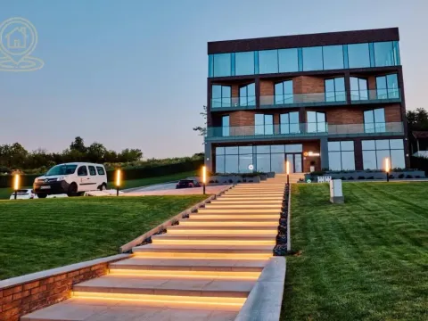 Izdavanje, poslovni prostor, 570m², Petrovaradin, Novi Sad