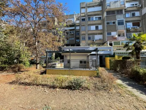 Pogled na spoljašnjost stambene zgrade i okolno zelenilo. - image 2