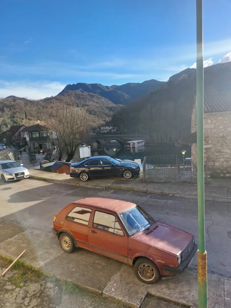 Pogled na rijeku i okolne planine sa terase.
