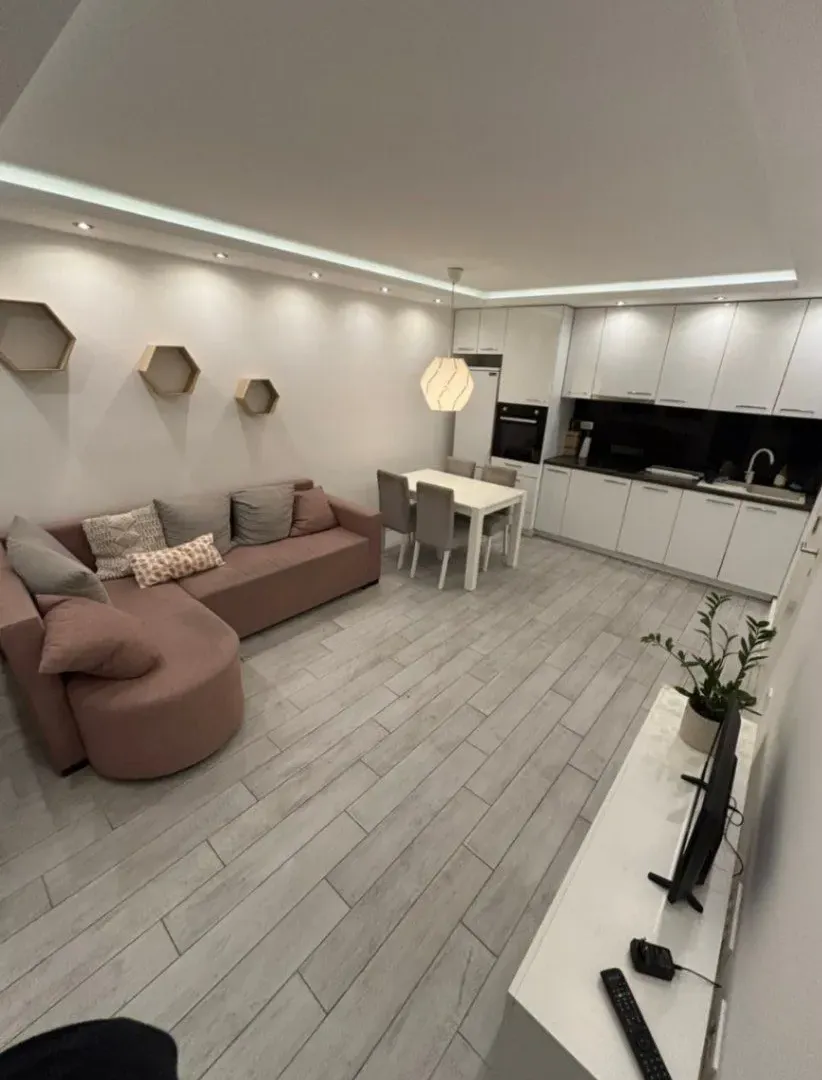 Izdavanje, dvosoban stan, 57m², Kumodraž Sve Podlokacije, Beograd