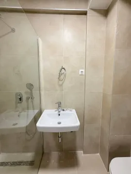 Moderne kupatilo sa umivaonikom i tuš kabinom. - image 16