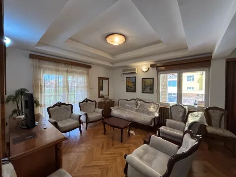 Izdavanje, kuća, 250m², Stari Aerodrom, Podgorica - image 4