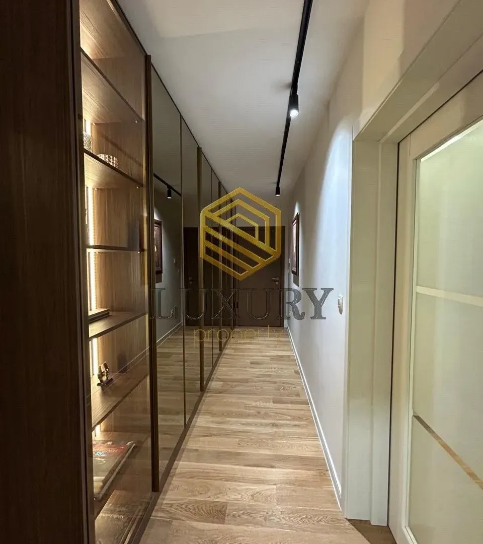 Izdavanje, dvosoban stan, 108m², Central Point, Podgorica