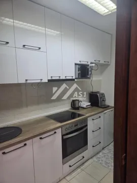 Manja bela kuhinja sa drvenom radnom pločom i ugradnim aparatima. - image 6