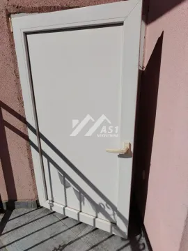 Bela balkonska vrata sa ručkom na spoljnom zidu zgrade. - image 16