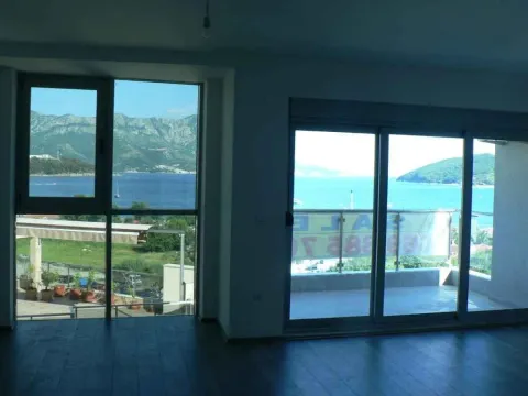 Pogled na more i planine kroz velika staklena vrata i prozore u praznoj prostoriji. - image 6